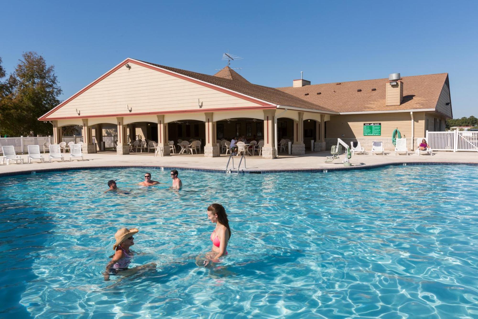 Red Shoes Rv Park And Chalets Kinder Exterior photo
